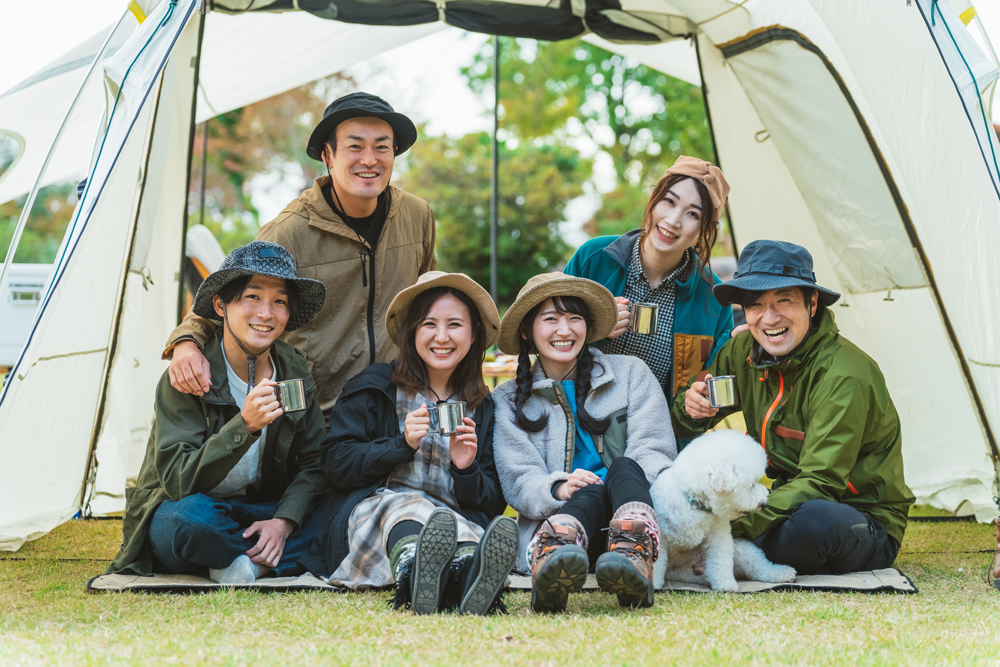 大人のキャンプしている様子
